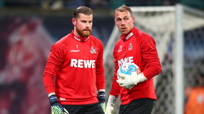 Timo Horn und Marvin Schwäbe wärmen sich beim 1. FC Köln auf.