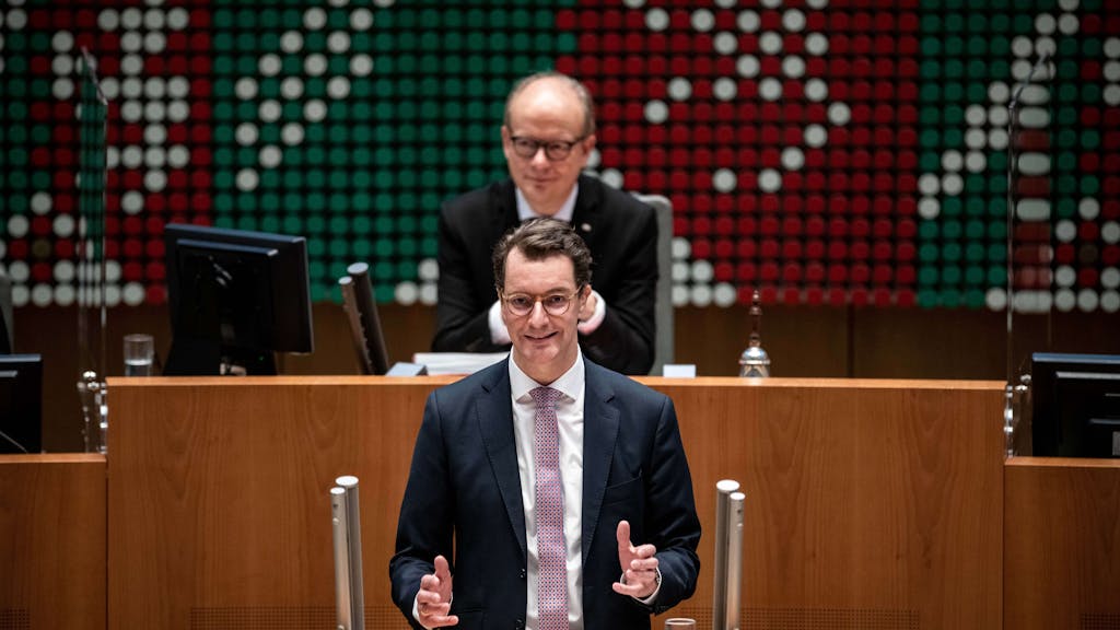 Hendrik Wüst, Ministerpräsident von Nordrhein-Westfalen, spricht im Landtag.