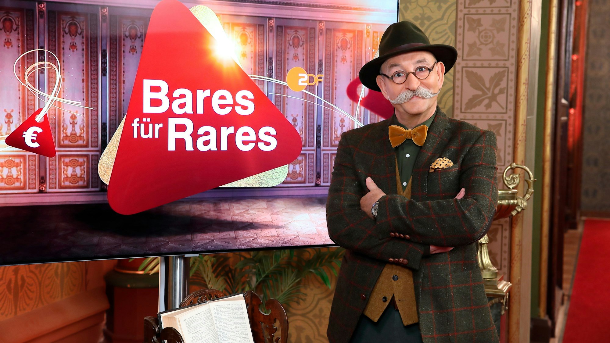 Moderator Horst Lichter steht neben dem Logo der Sendung «Bares für Rares».