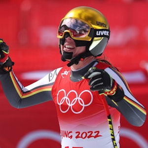 Kira Weidle ärgert sich nach der Olympia-Abfahrt in Peking über Platz vier.