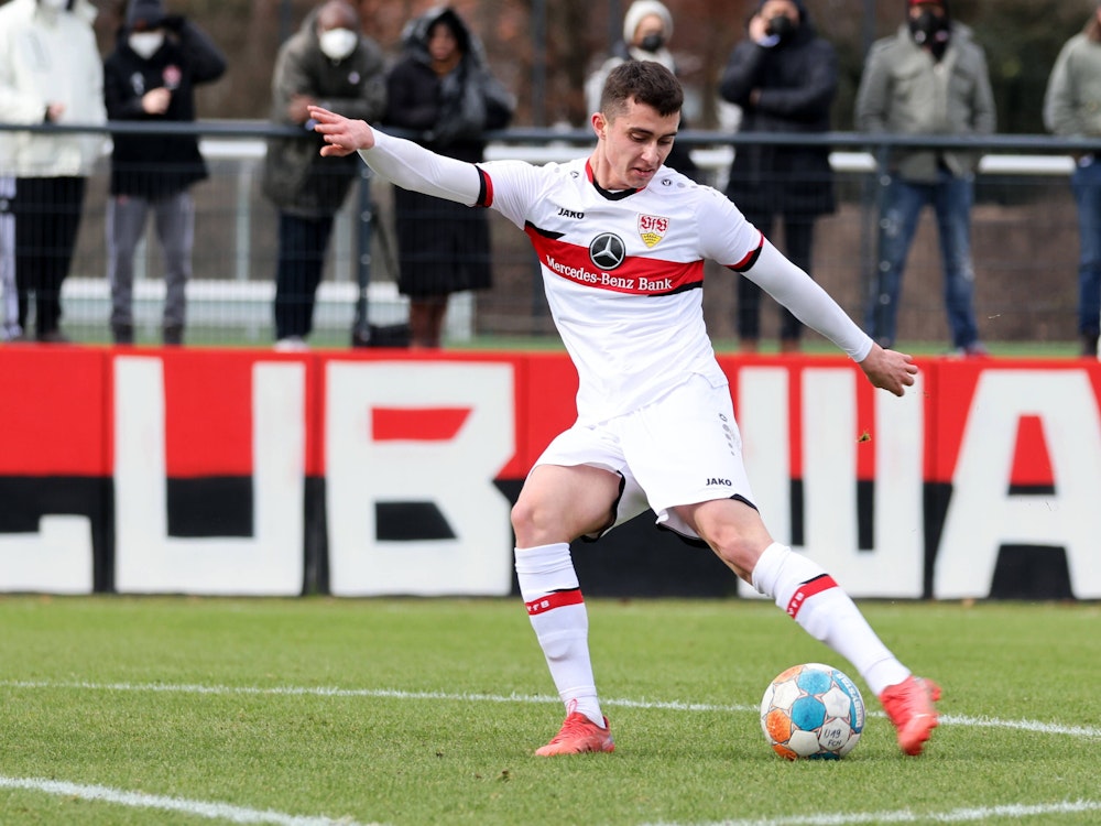 Thomas Kastanaras spielt für die U19 des VfB Stuttgart gegen den 1. FC Nürnberg.