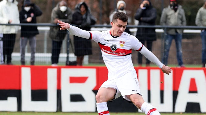 Thomas Kastanaras spielt für die U19 des VfB Stuttgart gegen den 1. FC Nürnberg.