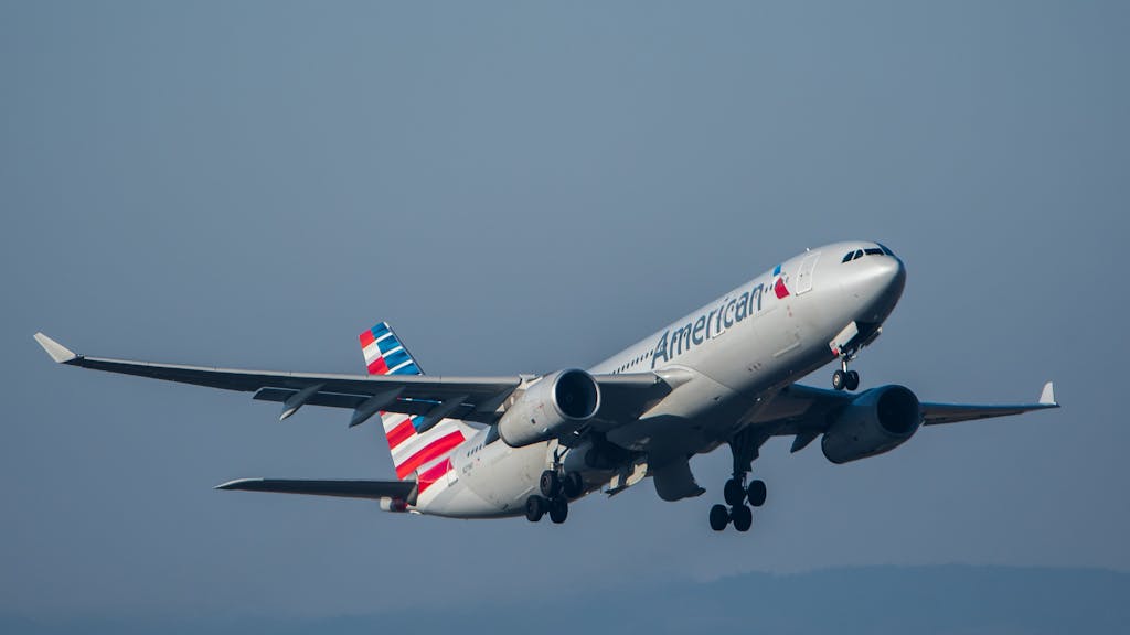 Ein Passagierflugzeug der Fluggesellschaft American Airlines im Steigflug.