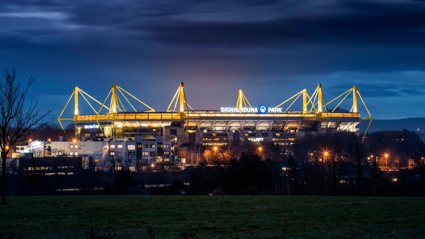 Signal Iduna Park oder das Westfalenstadion des BVB in Dortmund *** Signal Iduna Park or the Westfalenstadion of the BVB in Dortmund