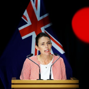 Jacinda Ardern, Premierministerin von Neuseeland, spricht im Januar 2022 zu den Medien während einer Pressekonferenz im Parlament in Wellington.