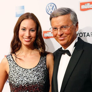 Auf dem Foto (aufgenommen am 2. Dezember 2012) steht sie neben ihrem Vater Wolfang Bosbach auf dem roten Teppich des „Movie meets Media“-Events im Hotel Atlantic Kempinski in Hamburg.