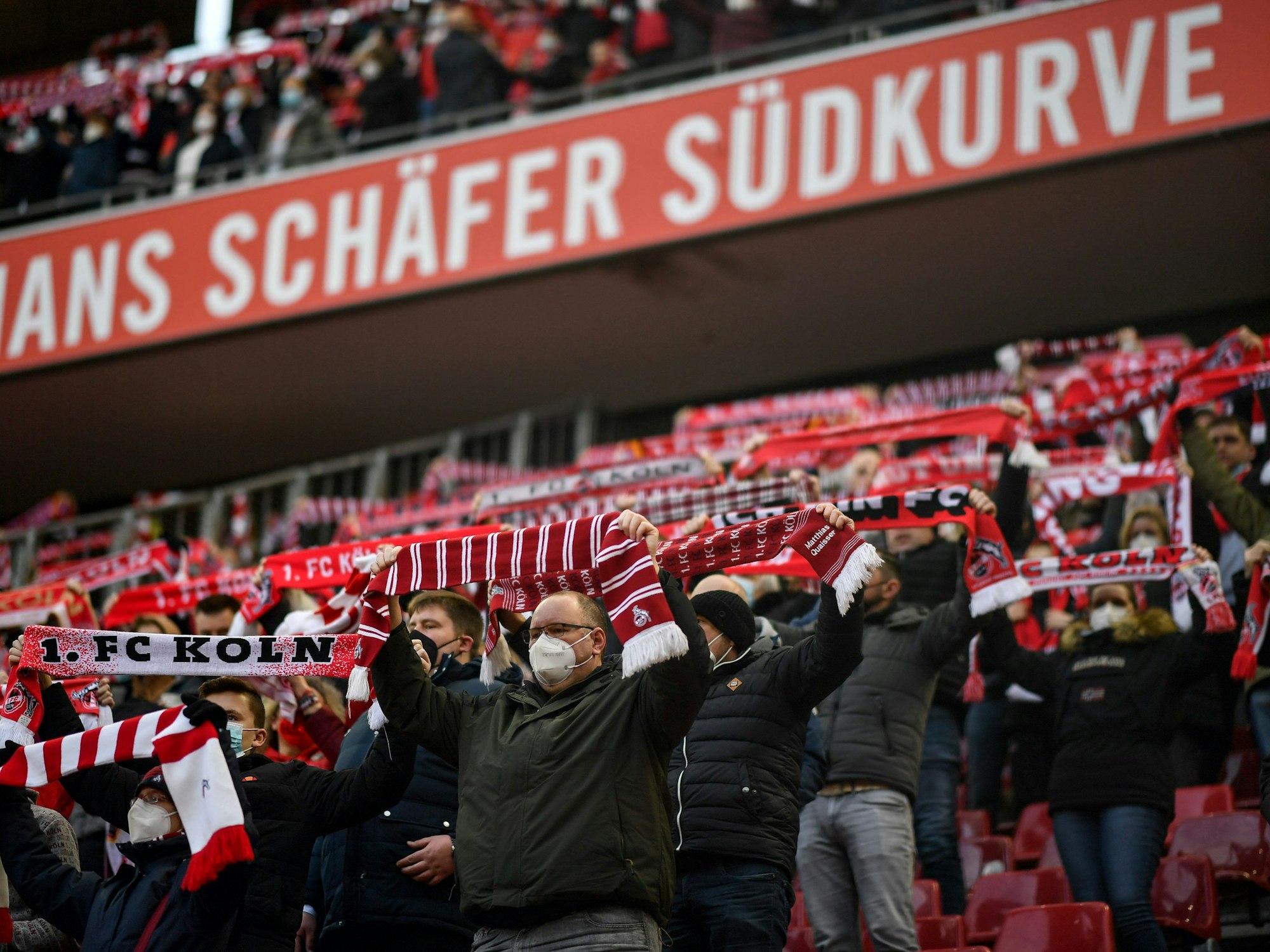 Die Fans des 1. FC Köln beim Heimsieg gegen den SC Freiburg am 5. Februar 2022