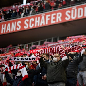 Die Fans des 1. FC Köln beim Heimsieg gegen den SC Freiburg am 5. Februar 2022
