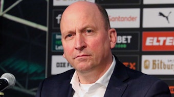 Der aktuell wohl wichtigste Entscheider im Borussia-Park: Stephan Schippers. Auf diesem Foto ist der Geschäftsführer von Borussia Mönchengladbach am 15. Februar 2022 während einer Pressekonferenz zu sehen. Schippers blickt in die Kamera des Fotografen.