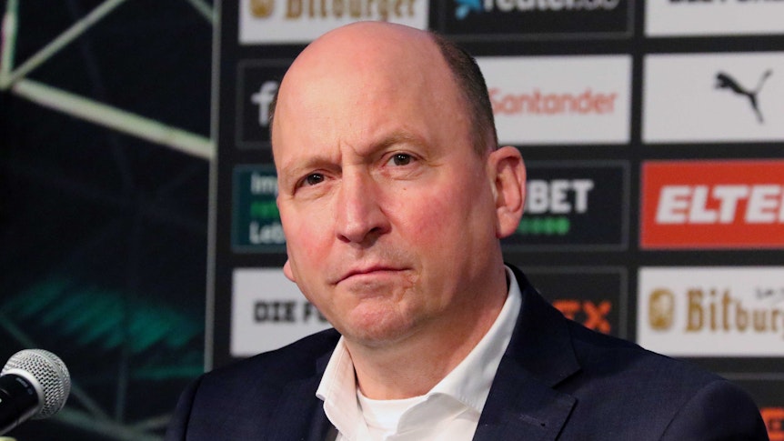 Stephan Schippers, Geschäftsführer von Fußball-Bundesligist Borussia Mönchengladbach, hier bei einer Pressekonferenz am 15. Februar 2022 im Borussia-Park zu sehen. Schippers blickt in die Kamera.