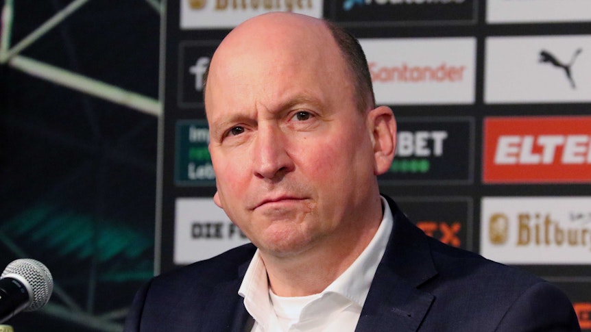 Geschäftsführer Stephan Schippers von Borussia Mönchengladbach am 15. Februar 2022 während einer Pressekonferenz im Borussia-Park. Schippers schaut in die Runde.