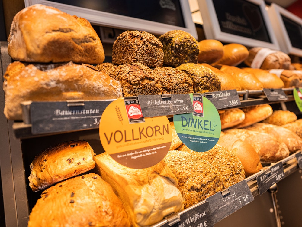 Brote sind in der Oldenburger Bäckerei „Musswessels“ auf einem Verkaufsregal zu sehen.