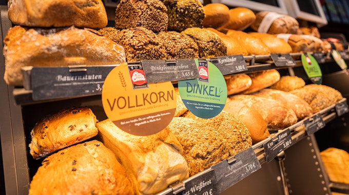 Brote sind in der Oldenburger Bäckerei „Musswessels“ auf einem Verkaufsregal zu sehen.