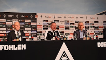Vorstellung des neuen Gladbacher Sportdirektors Roland Virkus (M.) am 15. Februar 2022 im Borussia-Park. Dabei sind auch Präsident Rolf Königs (l.) und Vizepräsident Rainer Bonhof (r.).