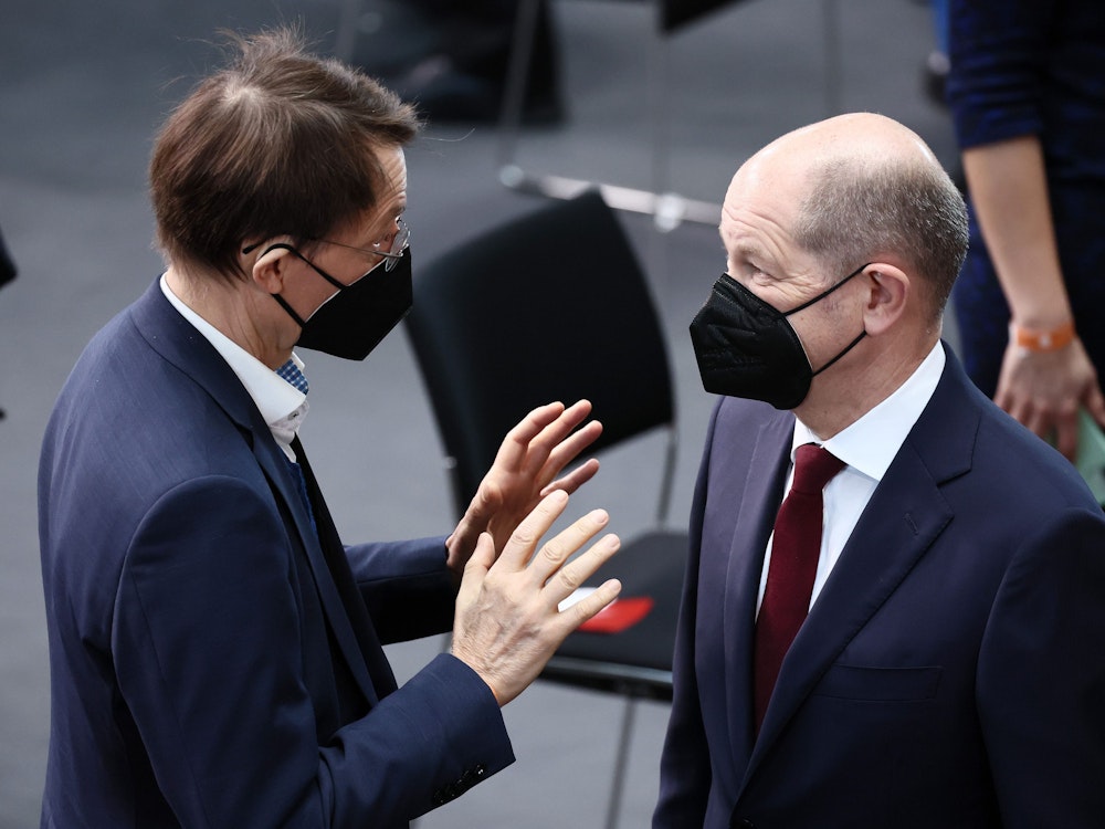 Karl Lauterbach (l.) im Gespräch mit Olaf Scholz (r.) am 13. Februar 2022 im Bundestag.