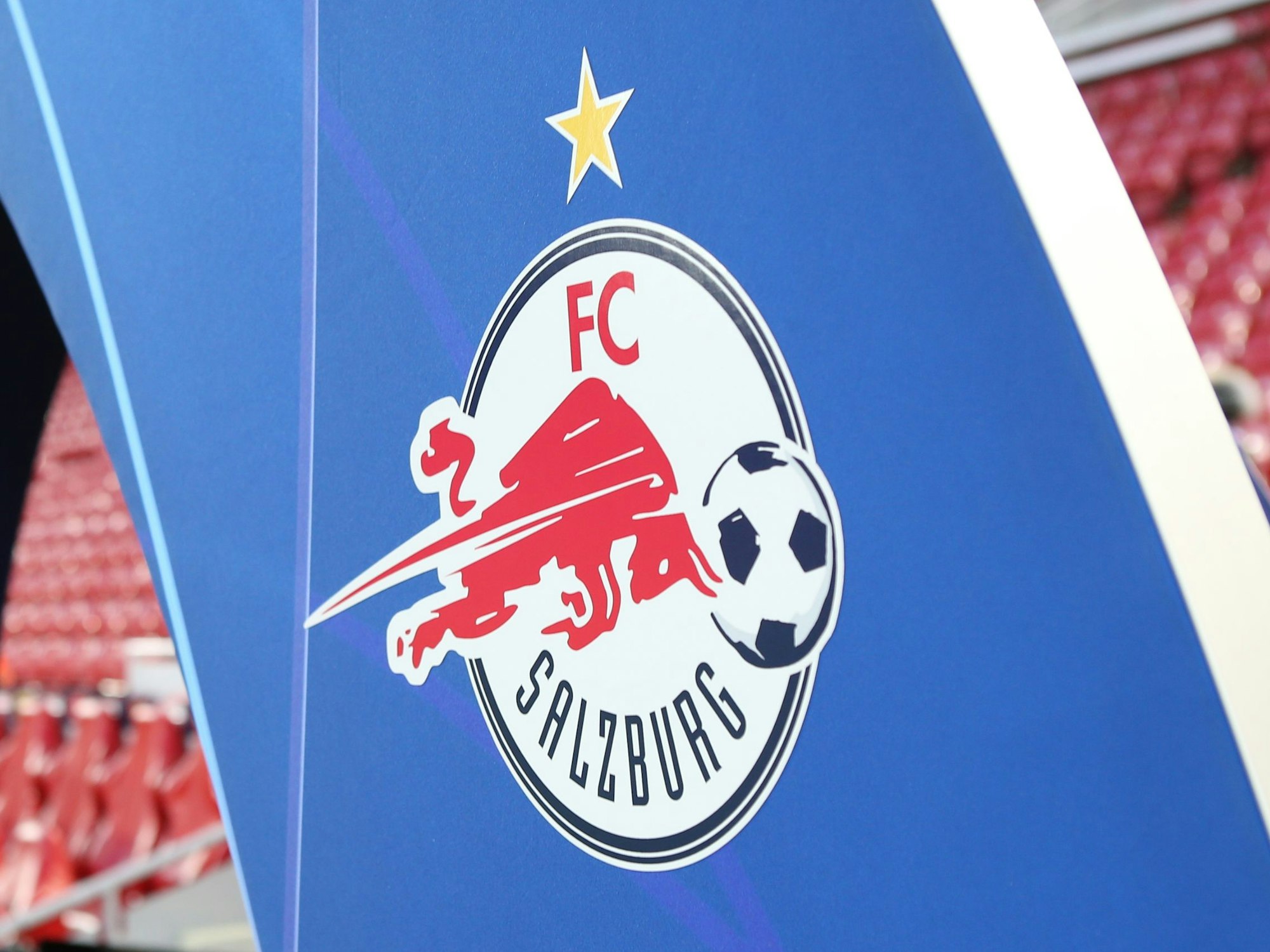 Das Wappen des FC Red Bull Salzburg in internationalen Wettbewerben.