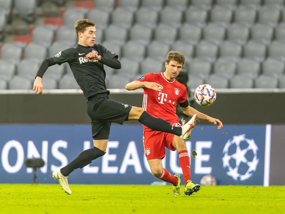 Bayerns Thomas Müller (r.) im Duell mit Salzburgs Luka Sucic.