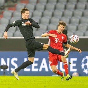 Bayerns Thomas Müller (r.) im Duell mit Salzburgs Luka Sucic.