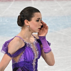 Kamila Walijewa vom Russischen Olympischen Komitee reagiert nach ihrem Auftritt.