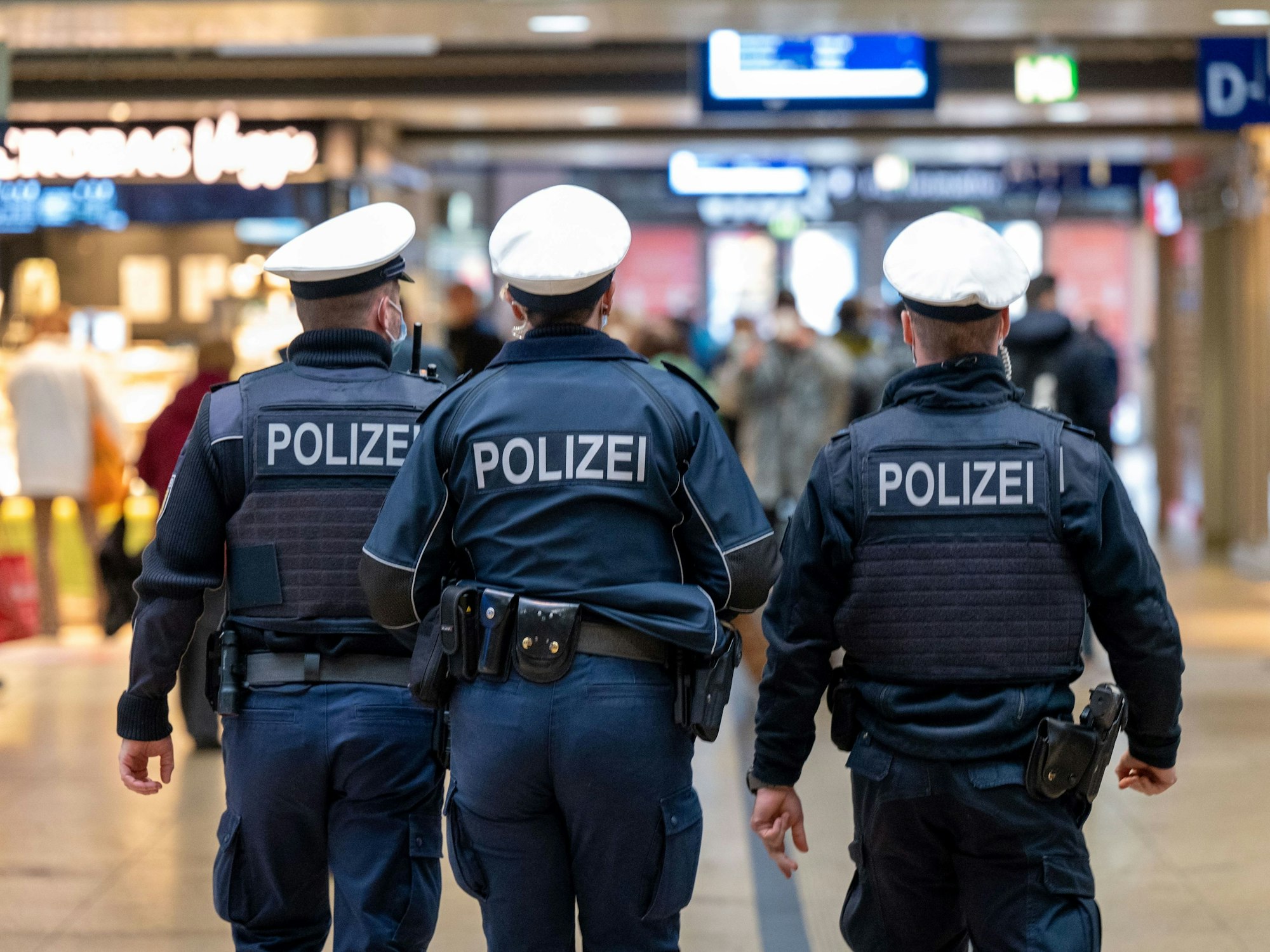 Polizeibeamte laufen durch den Kölner Hauptbahnhof
