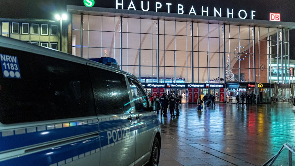 Ein Polizeiwagen am Haupteingang des Kölner Hauptbahnhofs
