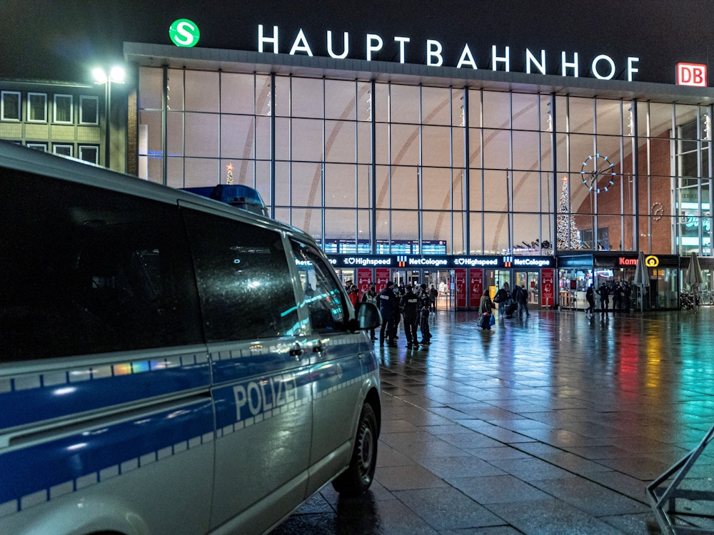 Ein Polizeiwagen steht am Haupteingang des Kölner Hauptbahnhofs.
