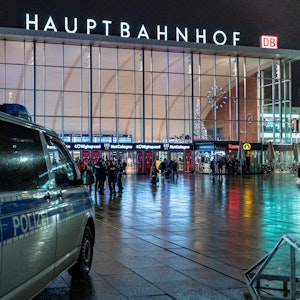 Ein Polizeiwagen steht am Haupteingang des Kölner Hauptbahnhofs.