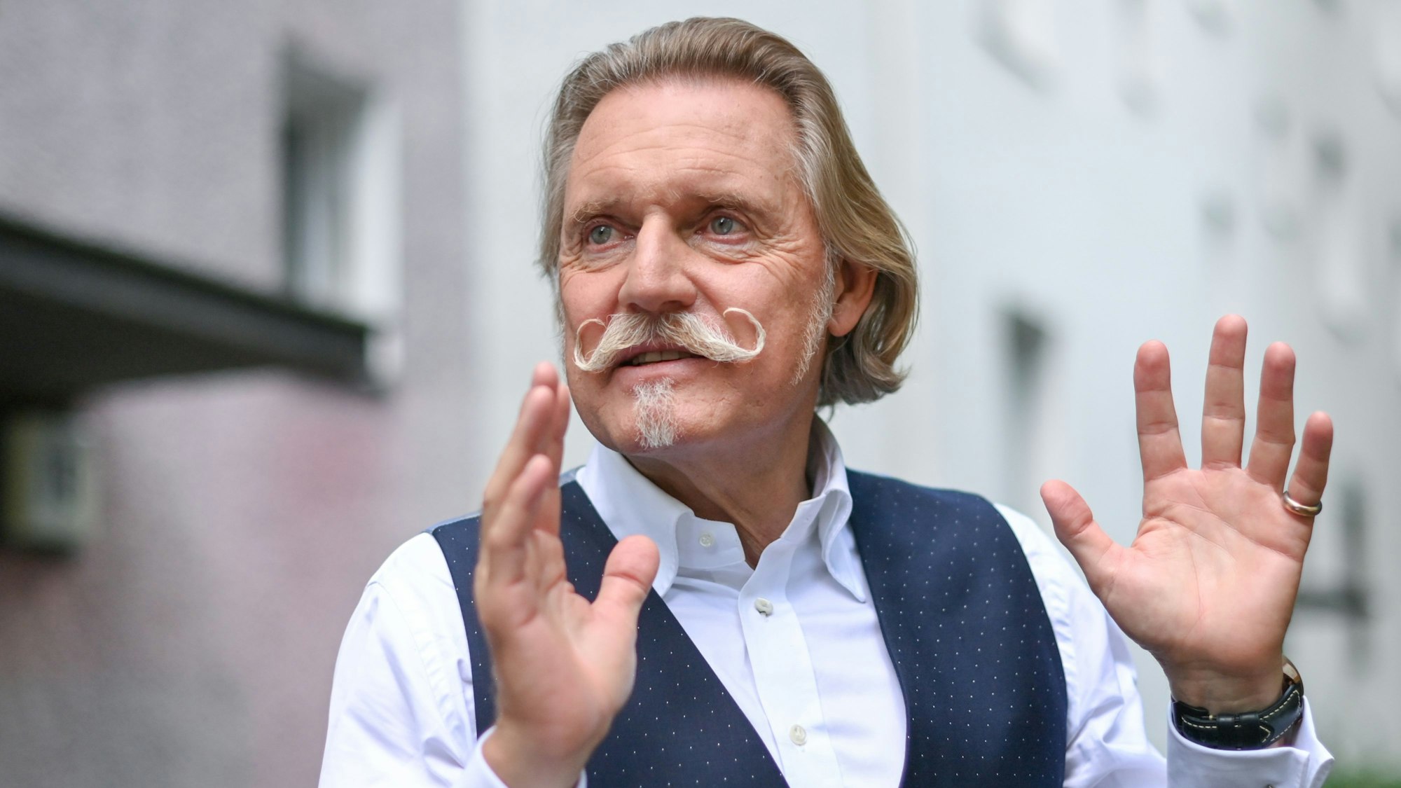 Kultanwalt Ingo Lenßen im Juli 2021 bei Dreharbeiten zur Sat.1-Serie„Lenßen übernimmt“.