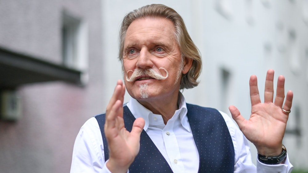 Kultanwalt Ingo Lenßen im Juli 2021 bei Dreharbeiten zur Sat.1-Serie „Lenßen übernimmt“.