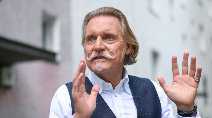 Kultanwalt Ingo Lenßen im Juli 2021 bei Dreharbeiten zur Sat.1-Serie „Lenßen übernimmt“.