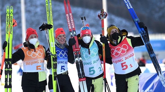 Bronze-Jubel bei der deutschen Biathlon-Staffel der Frauen bei Olympia.