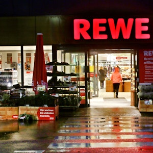 Eine Rewe-Filiale in Essen (Foto vom 24. Oktober 2016). Rewe verkauft jetzt eine „tränenlose“ Zwiebelsorte.