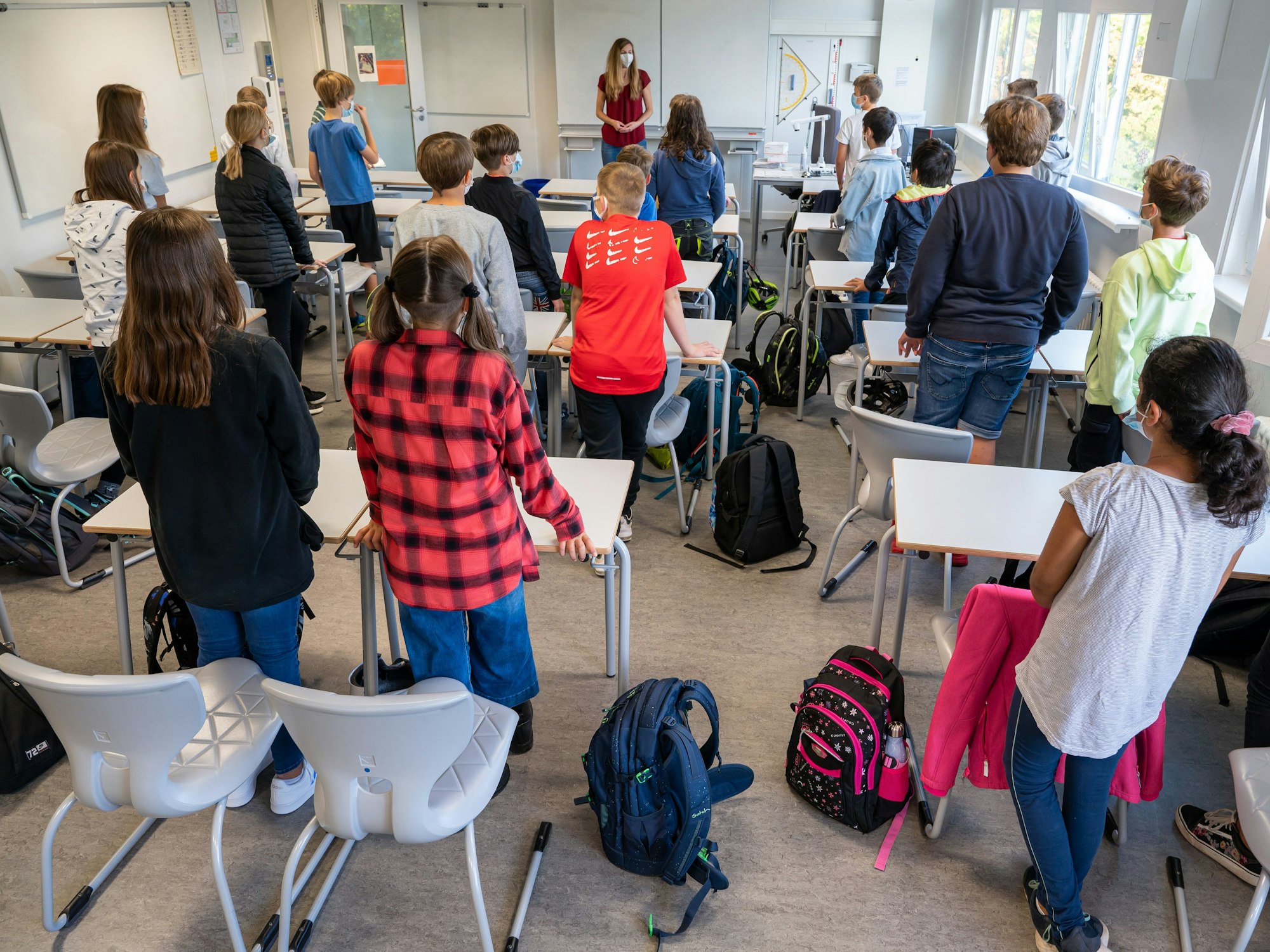 Schüler stehen am ersten Schultag nach den Sommerferien in Bayern vor dem Unterricht auf.