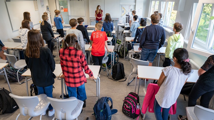 Schüler stehen am ersten Schultag nach den Sommerferien in Bayern vor dem Unterricht auf.