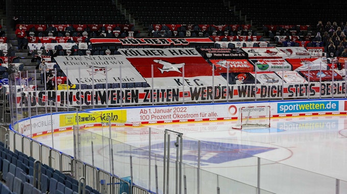 Blick auf die leere Fan-Tribüne in der Kölner Lanxess-Arena beim KEC-Spiel gegen die Eisbären Berlin