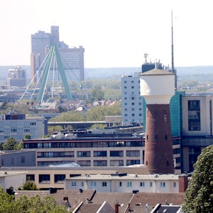 Der Wasserturm in Kalk im Hintergrund das Polizeipräsidium und die Severinsbrücke.