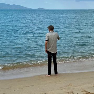 „Goodbye Deutschland“-Auswanderer Matthias Bück am Strand von Koh Samui. Dieses Bild teilte der offizielle „Goodbye Deutschland“ Instagram-Account am 16. Februar (Slide 4).