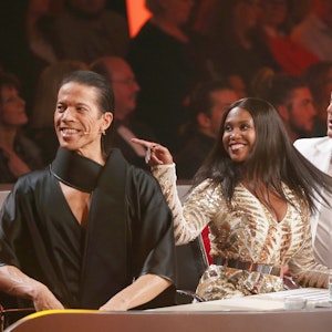 Die „Let's Dance“-Juroren Jorge Gonzalez, Motsi Mabuse und Joachim Llambi sitzen am Jurypult.