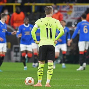 Dortmunds Mittelfeldspieler Marco Reus reagiert auf das 1:4 während im Hintergrund Glasgower Spieler darüber jubeln.