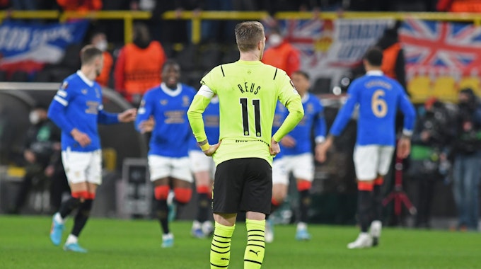 Dortmunds Mittelfeldspieler Marco Reus reagiert auf das 1:4 während im Hintergrund Glasgower Spieler darüber jubeln.