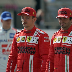 Formel 1: Auftakt der Testfahrten, International Circuit von Sakhir. Carlos Sainz Jr (r) von Scuderia Ferrari steht neben seinem Teamkollegen Charles Leclerc.
