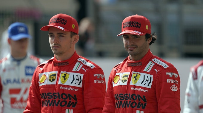 Formel 1: Auftakt der Testfahrten, International Circuit von Sakhir. Carlos Sainz Jr (r) von Scuderia Ferrari steht neben seinem Teamkollegen Charles Leclerc.