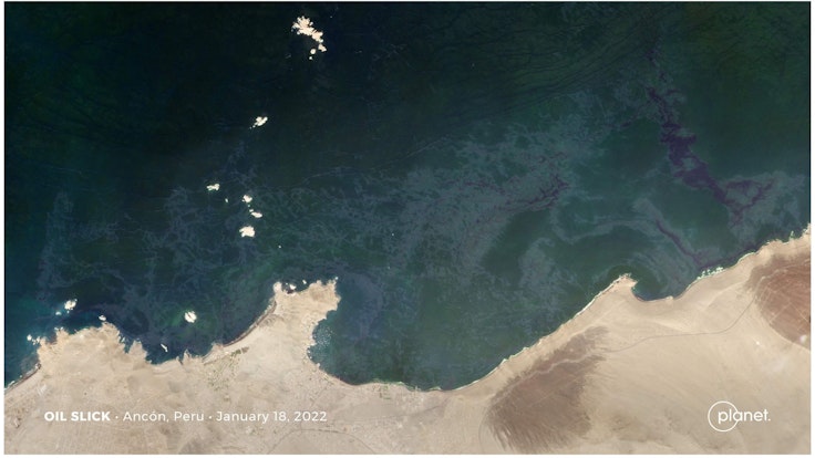 Das Satellitenfoto (unten) zeigt die Küste vor Peru am 18. Januar kurz nach der Ölkatastrophe: Die schwarze Verfärbung zeigt, wie sehr sich der Ölteppich im Pazifischen Ozean ausbreitet.
