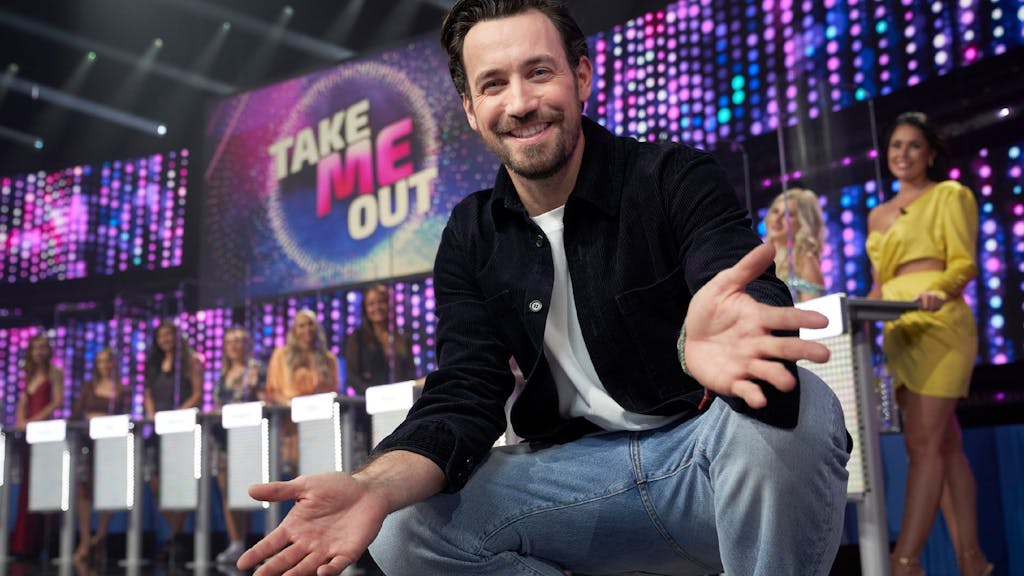 Moderator Jan Köppen in der neuen Staffel „Take Me Out“. In der Show begeisterte besonders Kandidat Robert mit seinem Aussehen.