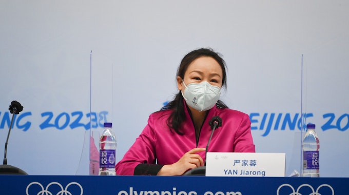 Yan Jiarong, Sprecherin des Pekinger Organisationskomitees für die Olympischen und Paralympischen Winterspiele 2022 (BOCOG), spricht während einer Pressekonferenz im Hauptmedienzentrum für die Olympischen Winterspiele 2022 am 1. Februar 2022.