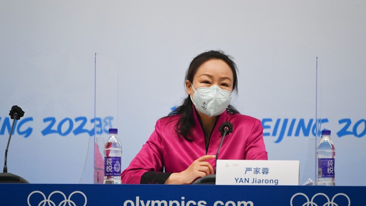 Yan Jiarong, Sprecherin des Pekinger Organisationskomitees für die Olympischen und Paralympischen Winterspiele 2022 (BOCOG), spricht während einer Pressekonferenz im Hauptmedienzentrum für die Olympischen Winterspiele 2022 am 1. Februar 2022.