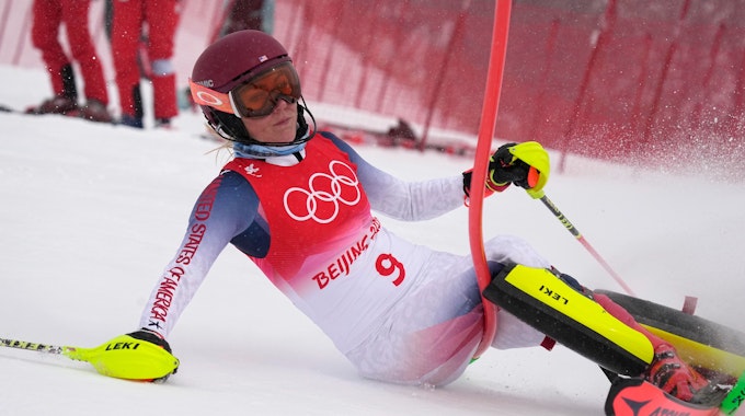 Olympia, Ski Alpin, Kombination, Damen, Slalom, im Nationalen Ski-Alpin-Zentrum, Mikaela Shiffrin aus den USA stürzt.