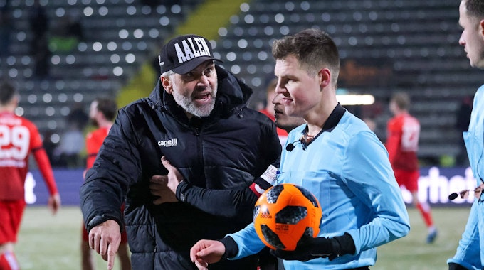 Uwe Wolf wütend beim Schiedsrichter nach der Partie VfR Aalen – TSG Balingen am 11. Februar 2022.