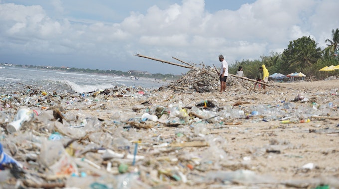 Angespülter Müll liegt am Kuta Beach. Balis ikonische Strände sind mit Tonnen von Müll bedeckt.