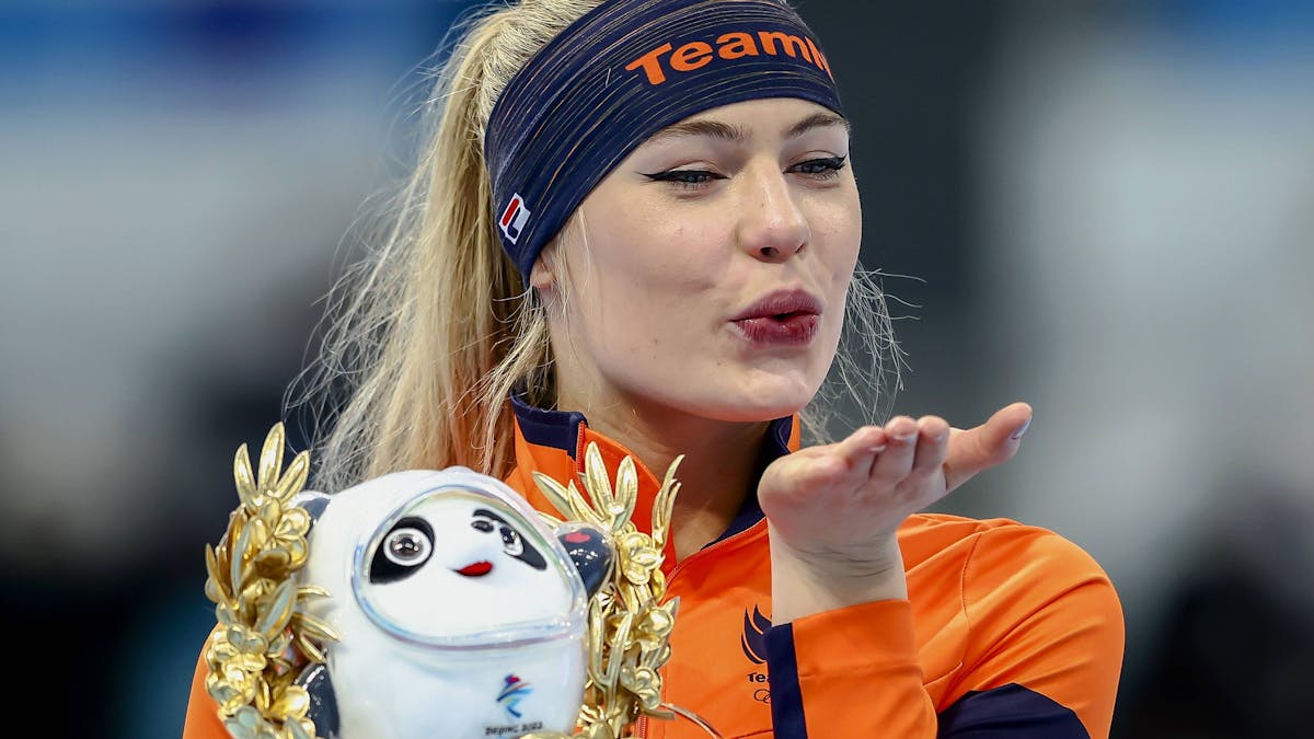 Jutta Leerdam feiert ihre Silbermedaille in Peking.